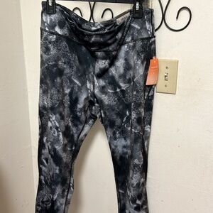 NWT TEK GEAR Women Capri Mid Rise Workout Performance Capris